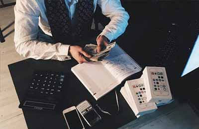 新手理財(cái)?shù)姆椒? /></p> <h2>篇（1）</h2> <p> 中圖分類號(hào)：F810.42 文獻(xiàn)標(biāo)識(shí)碼：A 文章編號(hào)：1001-828X（2013）06-0-01</p> <p> 在我國，財(cái)政稅收管理是構(gòu)成財(cái)政稅收管理體制的重要組成部分，如何調(diào)動(dòng)此類部門與人員的工作積極性，更好的加快財(cái)政稅收管理的水平，有效確保財(cái)政收入穩(wěn)步提高發(fā)揮充足作用。如何做好稅收管理工作至關(guān)重要，不斷推陳出新勇于創(chuàng)新的辦事方法是其中應(yīng)重點(diǎn)進(jìn)行加強(qiáng)的部分。</p> <p> 一、現(xiàn)今財(cái)政稅收管理體制存在的問題</p> <p> 隨著改革開放市場經(jīng)濟(jì)以來，中國特色社會(huì)主義下的特有經(jīng)濟(jì)體制已得到逐步的健全和完善?，F(xiàn)階段，我國的財(cái)政稅收管理體制能從基本上保障國家財(cái)政需求，充分發(fā)揮了其在經(jīng)濟(jì)增長領(lǐng)域的突出作用，取得了較為顯著的成果。但這并不意味著一切都已無進(jìn)步的空間和進(jìn)步的可能。我們不難看出，由于諸多方面的原因，財(cái)政稅收管理體制中仍存在著管理不規(guī)范、差距大、上清下亂、前清后亂、上訪頻繁、舉報(bào)多等諸如此類的明顯問題。產(chǎn)生這些問題的原因又存在方方面面的復(fù)雜關(guān)系。</p> <p> 二、現(xiàn)今財(cái)政稅收管理體制存在的問題產(chǎn)生的原因</p> <p> 1.民主管理完善度有待進(jìn)一步提高</p> <p> 當(dāng)前形勢下，政務(wù)公開、民主管理等制度還沒有普及到某些地區(qū)和單位，從而沒有得到有效的落實(shí)與發(fā)展。新時(shí)期黨政工作的核心在于民主管理，民主監(jiān)督以及政務(wù)公開，但是，目前個(gè)別單位即使有設(shè)立如民主<a href=